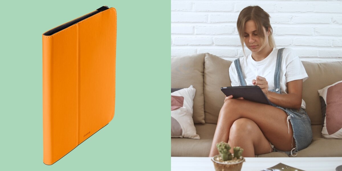 Etui HAMA Xpand Pomarańczowy Ochrona krawędzi i obudowy osoba na kanapie korzystająca z tabletu w etui