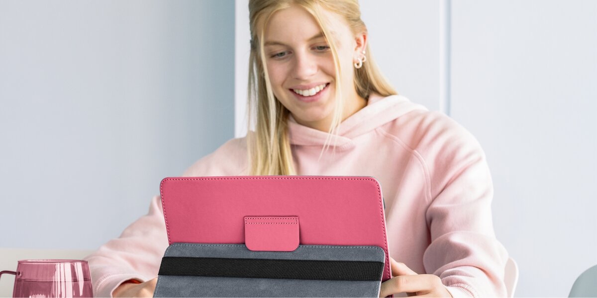 Etui HAMA Xpand Karmazynowy Wygoda i ochrona każdego dnia uśmiechnięta osoba przed tabletem w etui hama