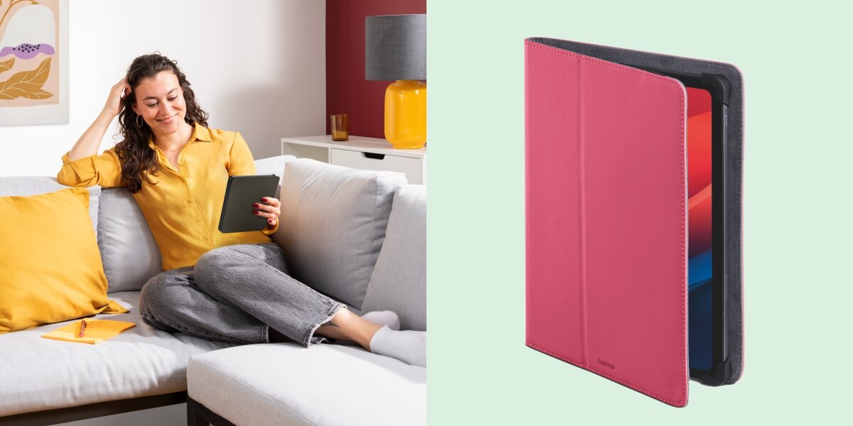 Etui HAMA Xpand Karmazynowy Bezpieczne wnętrze dla ekranu uśmiechnięta osoba na kanapie czytająca coś na tablecie w etui