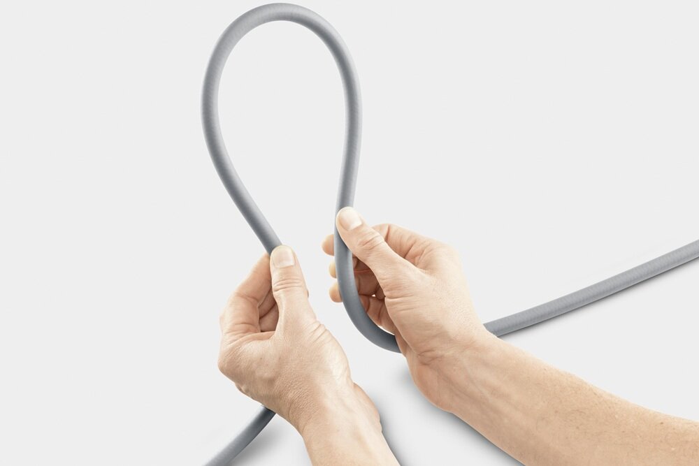 Myjka ciśnieniowa KARCHER K5 Premium Power Control Flex Home wąż ciśnieniowy w dłoniach