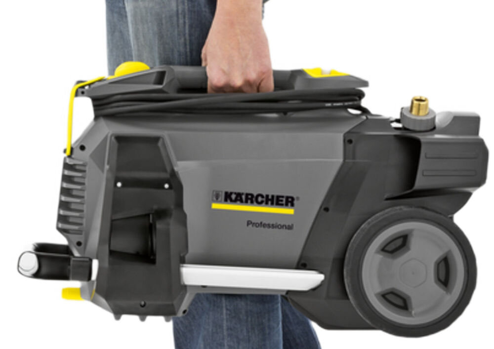 Myjka ciśnieniowa KARCHER HD 6/13 CX Plus 1.520-952.0 590 osoba trzyma myjkę za uchwyt i ją niesie kółka wąż białe tło litrów na godzinę ciśnienie robocze wynoszące 130 bar maksymalne ciśnienie 190 bar w trudnych warunkach działa przy napięciu 230 V ma moc przyłączeniową 2,9 kW 5-metrowy kabel zasilający 28,3 kg wymiary 380 x 370 x 930 mm solidność kompaktowa budowa 