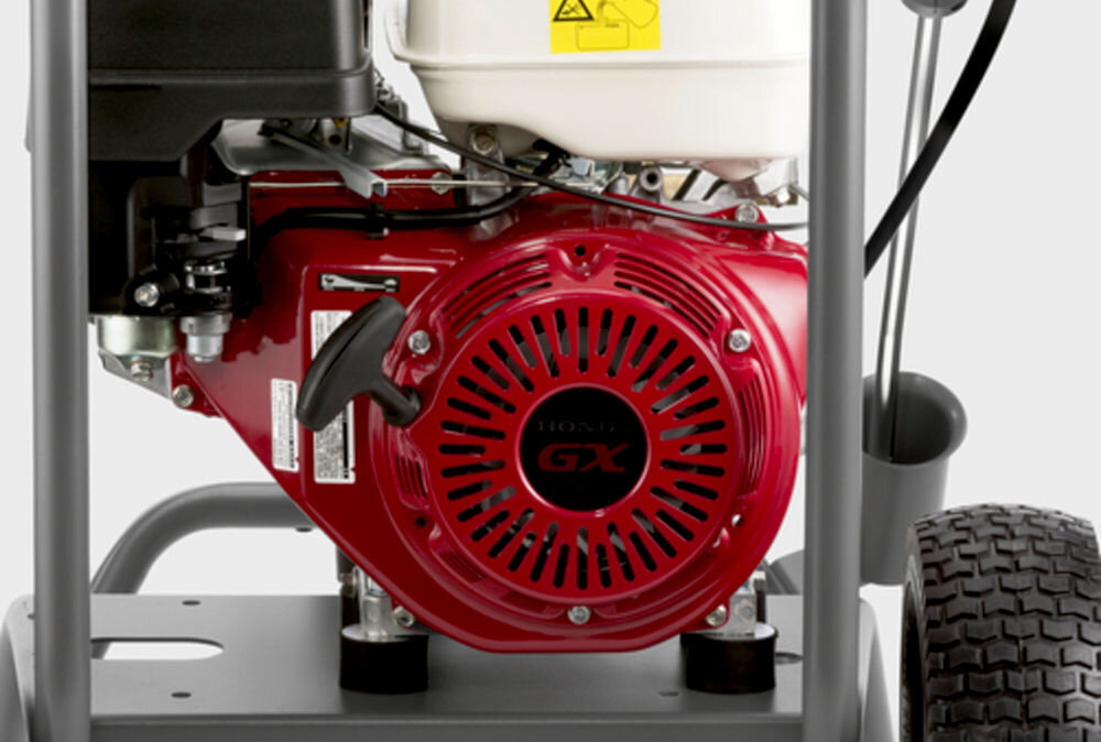 Myjka ciśnieniowa KARCHER HD 7/15 G 1.187-903.0 zbliżenie na silnik czerwony kolor koła podzespoły białe tło  spalinowy silnik Honda GX 160 wysoka moc i efektywność w miejscach pozbawionych dostępu do sieci elektrycznej do zastosowań mobilnych chłodzony powietrzem  układ napędowy zapobieganie przegrzewaniu długotrwała bezproblemowa eksploatacja silnik ręczny system rozruchu uruchamianie w niskich temperaturach