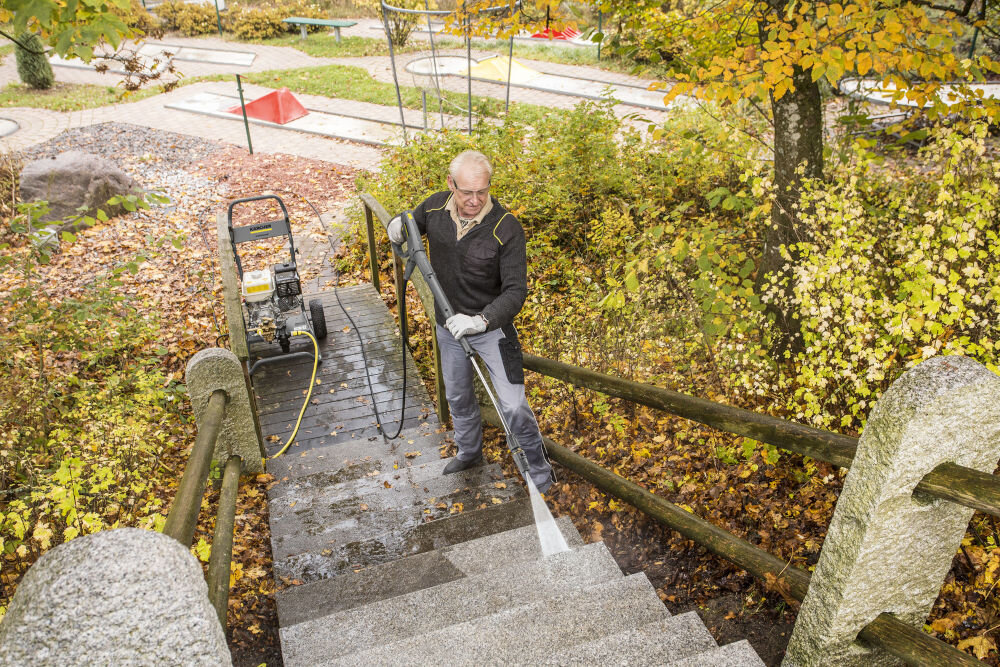 Myjka ciśnieniowa KARCHER HD 7/15 G 1.187-903.0 mężczyzna czyści schody ciśnienie wody pistolet z tyłu stoi myjka pistolet EASY!Force siła odrzutu wysokiego ciśnienia wody praca bez obciążenie dłoni spust nie wymaga stałego nacisku redukcja zmęczenie komfort pracy długotrwałe czyszczenie