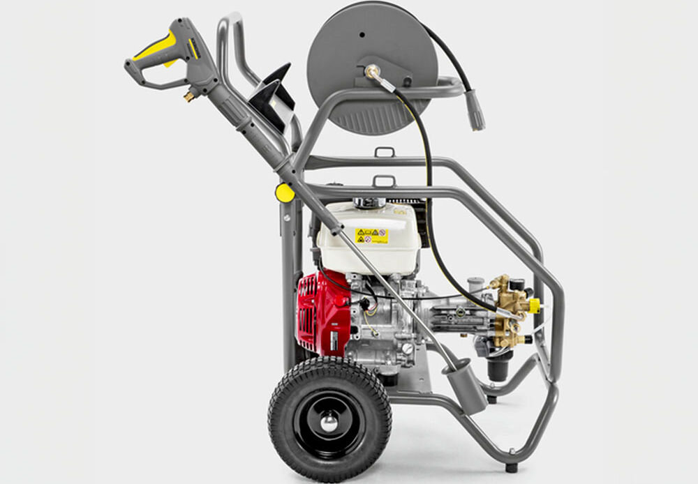 Myjka ciśnieniowa KARCHER HD 7/15 G 1.187-903.0 myjka stoi bokiem koła podzespoły silnik lanca wąż białe tło system mocowania EASY!Lock szybkie stabilne łączenie osprzętu zalety tradycyjnych systemów gwintowych szybkość złącza EASY!Lock 5 razy szybsza wymiana akcesoriów poprawa wydajności pracy stabilność połączeń wysoka szczelność
