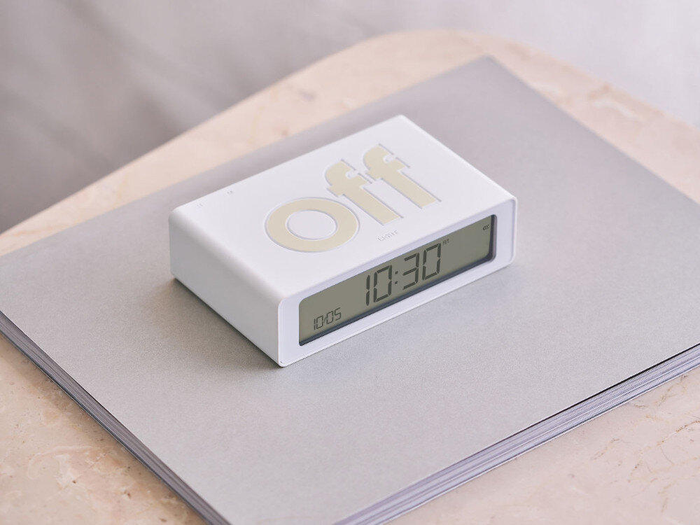 Budzik LEXON Flip Mini Biały, Budzik LEXON Flip Mini budzik na szafce akumulator bateria ładowanie usb-c żywotność, Biały budzik na marmurowym blacie, napis „off”.