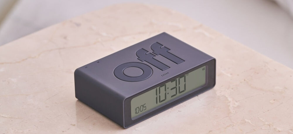 Budzik LEXON Flip Mini Ciemnoszary, dwustronna, wygoda, komfort, sen, Lexon Flip Mini na jasnym blacie, napisy ON/OFF na górze, ergonomiczna, prosta forma, czytelność