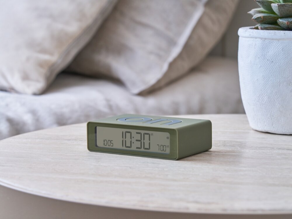 Budzik LEXON Flip Mini
budzik na szafce włączanie wyłączanie alarm ekran podświetlony przyciski konfiguracja