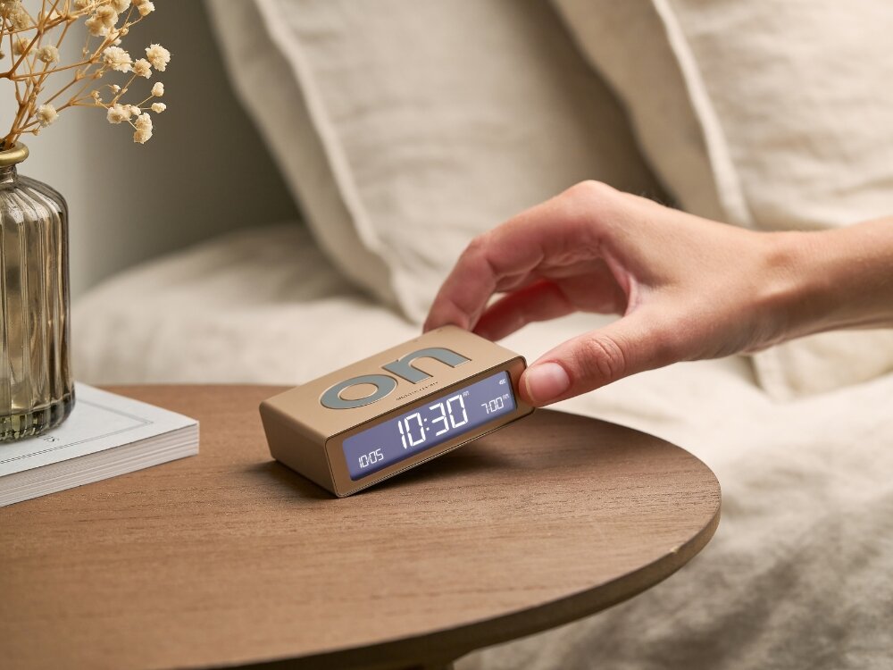 Budzik LEXON Flip Mini
budzik w dłoni poranek alarm budzenie wybudzanie