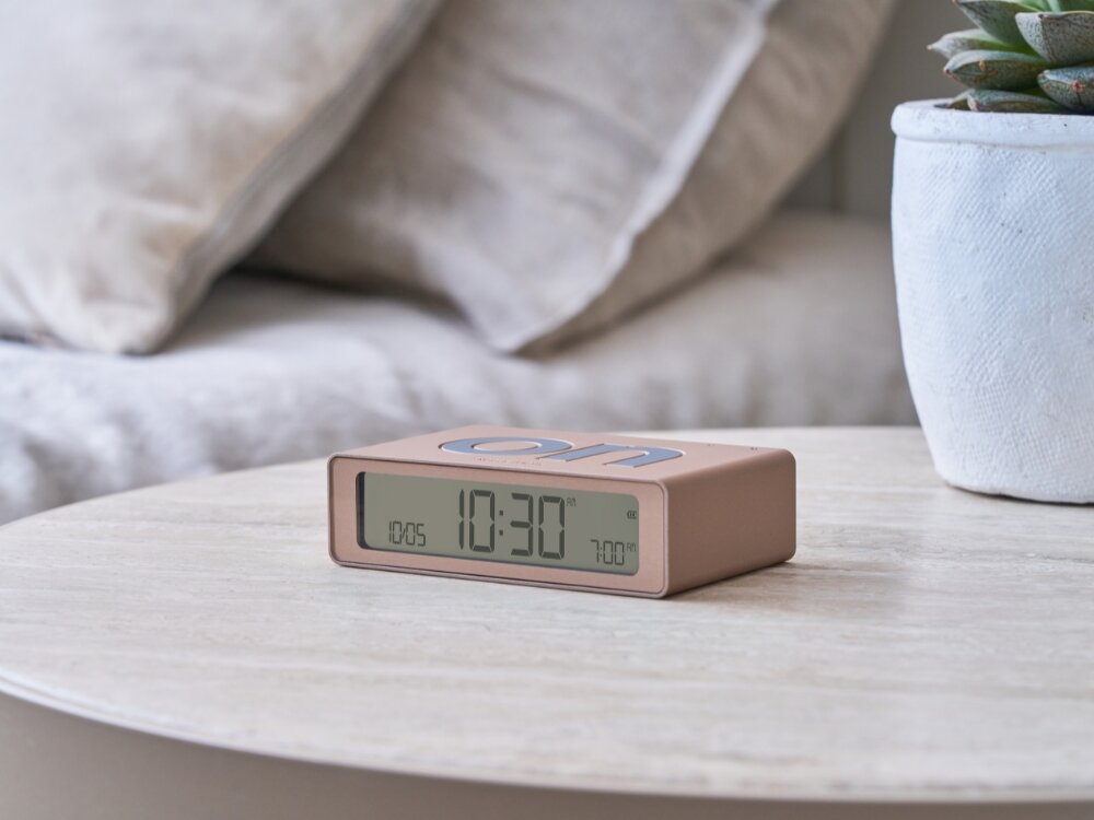 Budzik LEXON Flip Mini
budzik na szafce włączanie wyłączanie alarm ekran podświetlony przyciski konfiguracja