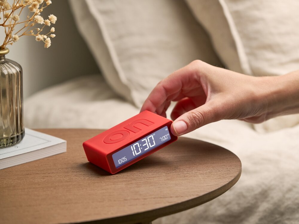 Budzik LEXON Flip Mini
            budzik w dłoni poranek alarm budzenie wybudzanie