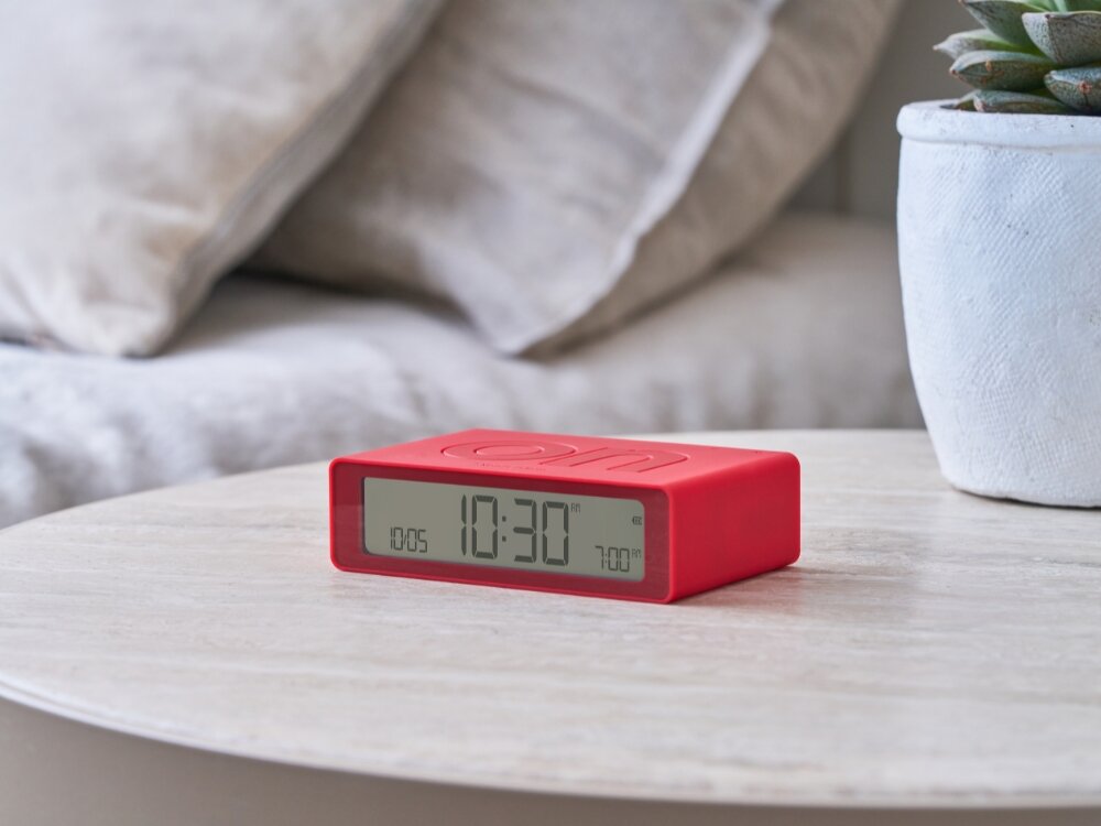 Budzik LEXON Flip Mini
            budzik na szafce włączanie wyłączanie alarm ekran podświetlony przyciski konfiguracja