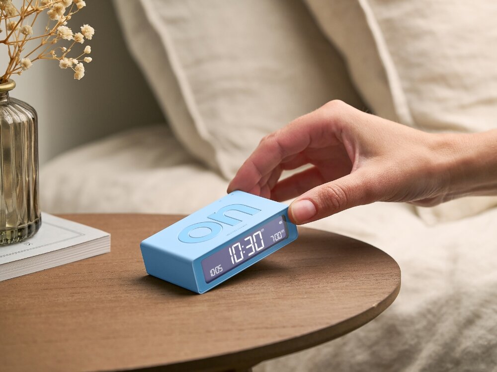 Budzik LEXON Flip Mini
            budzik w dłoni poranek alarm budzenie wybudzanie