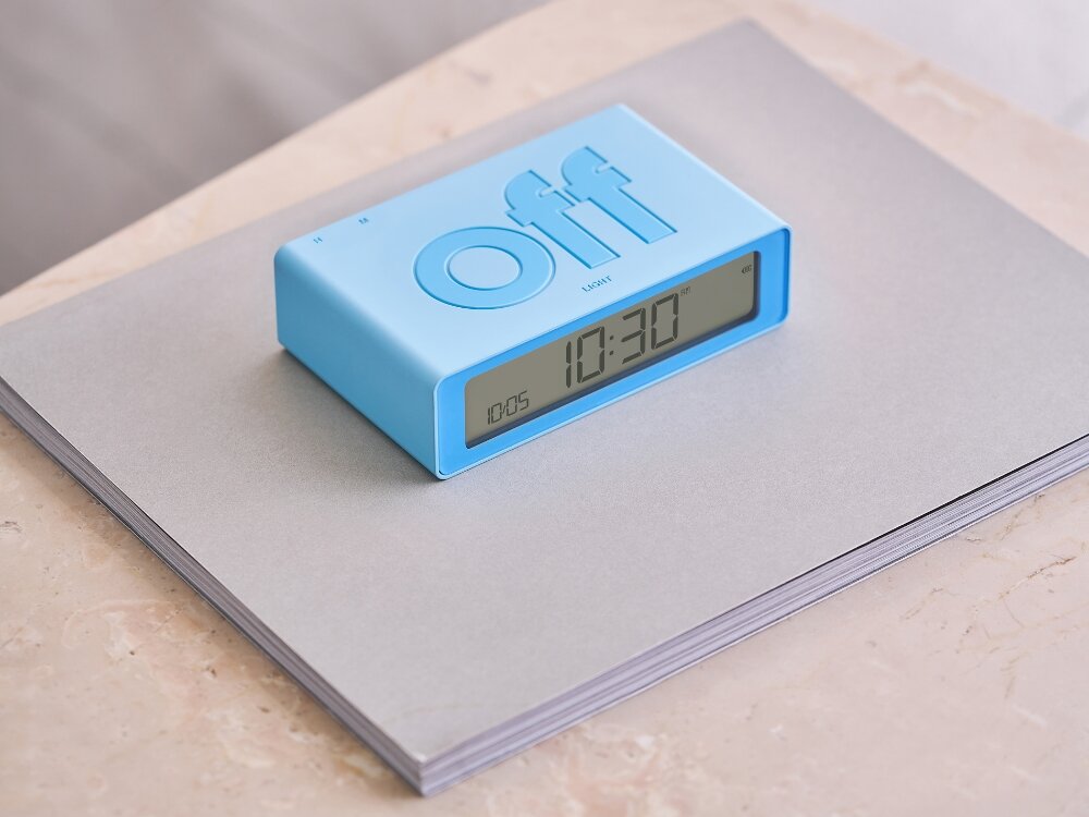 Budzik LEXON Flip Mini
            budzik na szafce rozmiar kompaktowa wersja poręczny funkcjonalny podróże