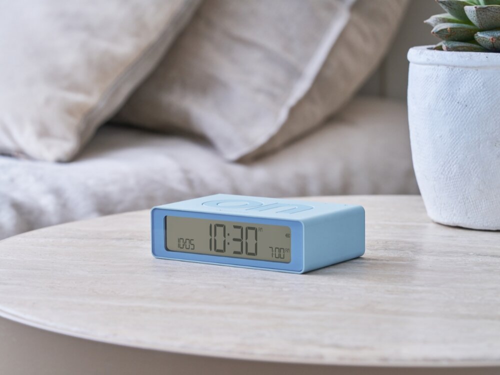 Budzik LEXON Flip Mini
            budzik na szafce włączanie wyłączanie alarm ekran podświetlony przyciski konfiguracja