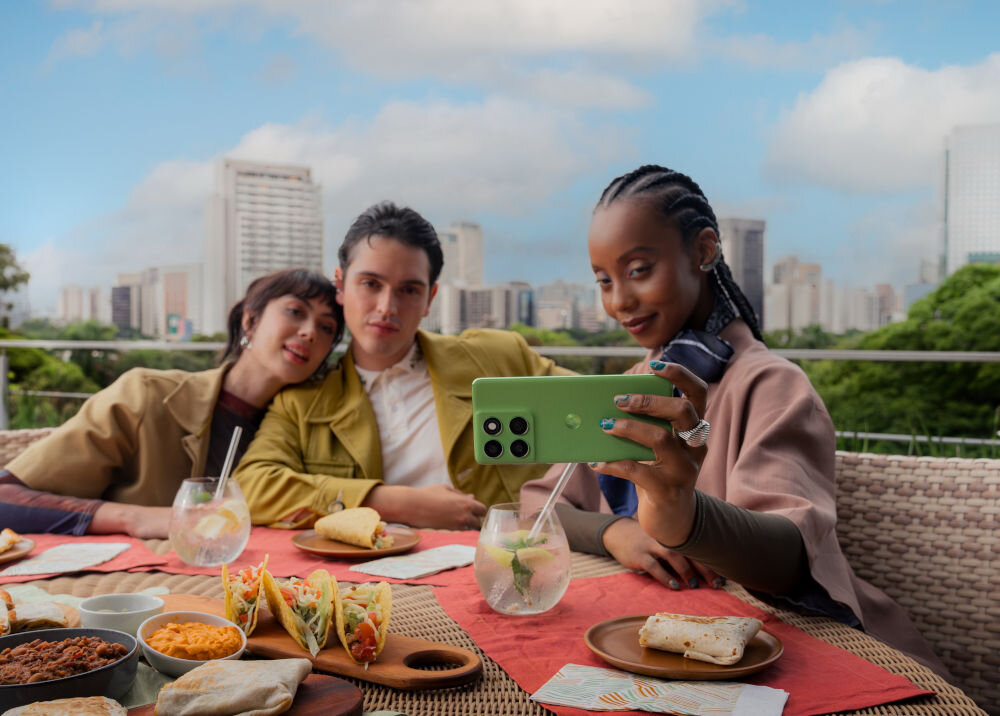 Smartfon MOTOROLA Edge 60 5G 12/512GB 6.67 120Hz osoba trzymająca w ręce smartfon moto ai łatwe udostępnianie Aplikacja Smart Connect błyskawiczne połączenie bez konfiguracji