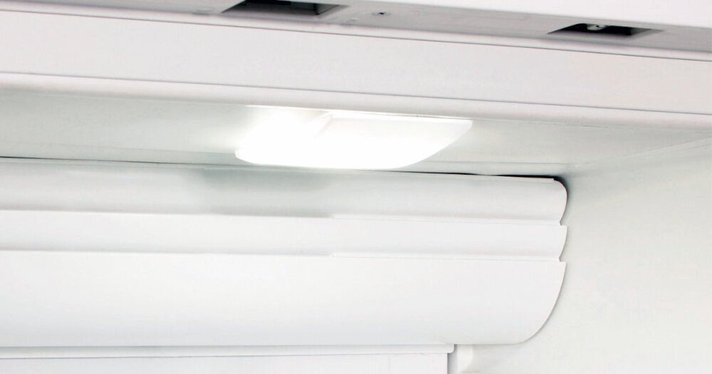 WITRYNA CHŁODNICZA ELECTRO-LINE CD35DM.2 Wewnętrzna lampa LED zamontowana w górnej części szafy chłodniczej. Oświetlenie ułatwia ekspozycję produktów i zapewnia dobrą widoczność całej zawartości oświetlenie LED energooszczędne