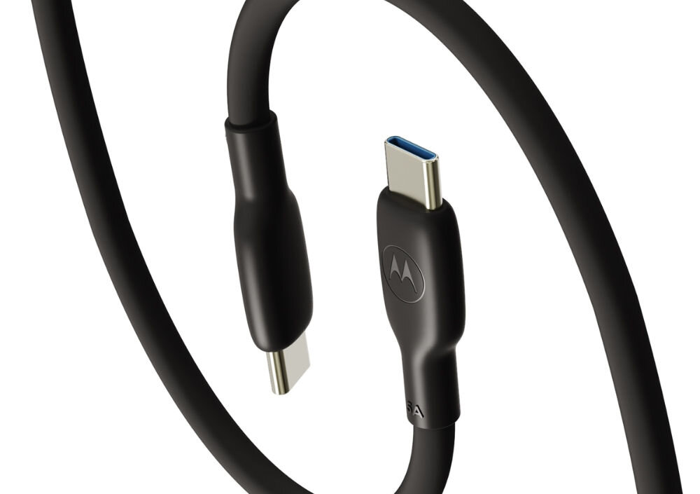 Czarny kabel USB-C do USB-C z logo Motorola na jednym z wtyków. Kabel ma gładką powierzchnię i jest elastyczny.