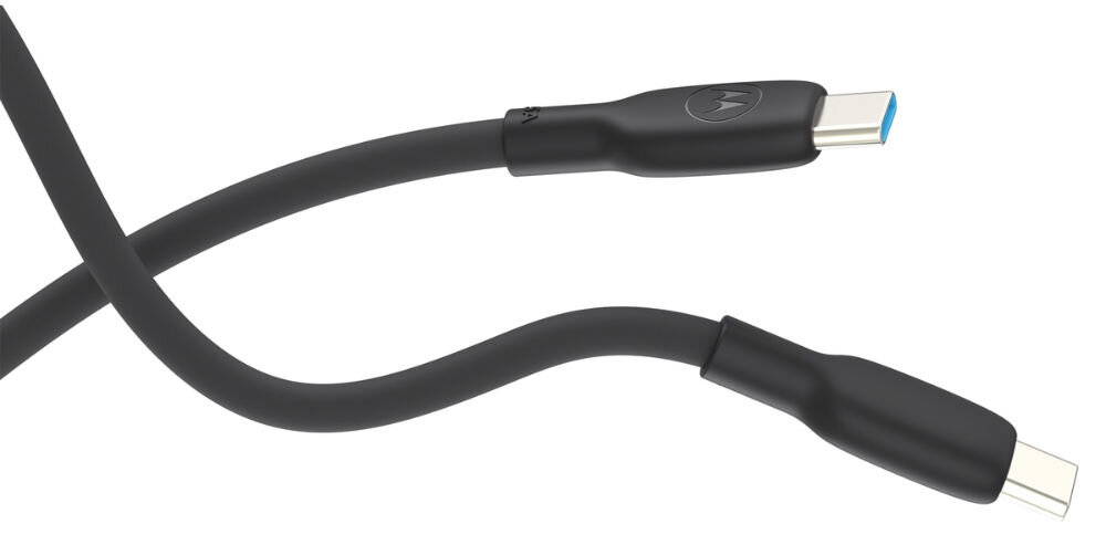 Czarny kabel USB-C do USB-C z silikonową powłoką, posiada logo Motorola na jednym z końców. Końcówki są srebrne z niebieskim wnętrzem.