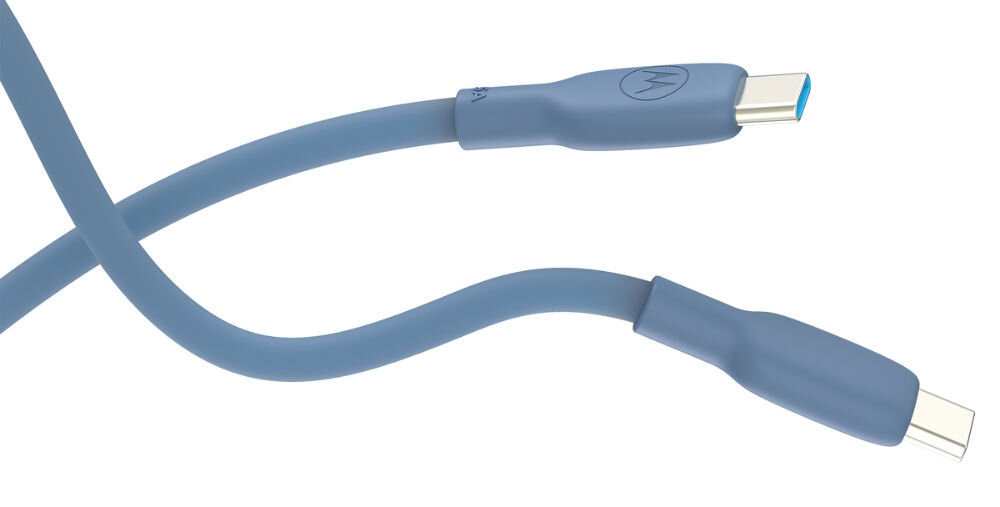 Niebieski kabel USB-C do USB-C z logo Motorola na jednym z końców. Kabel ma gładką, silikonową powierzchnię.