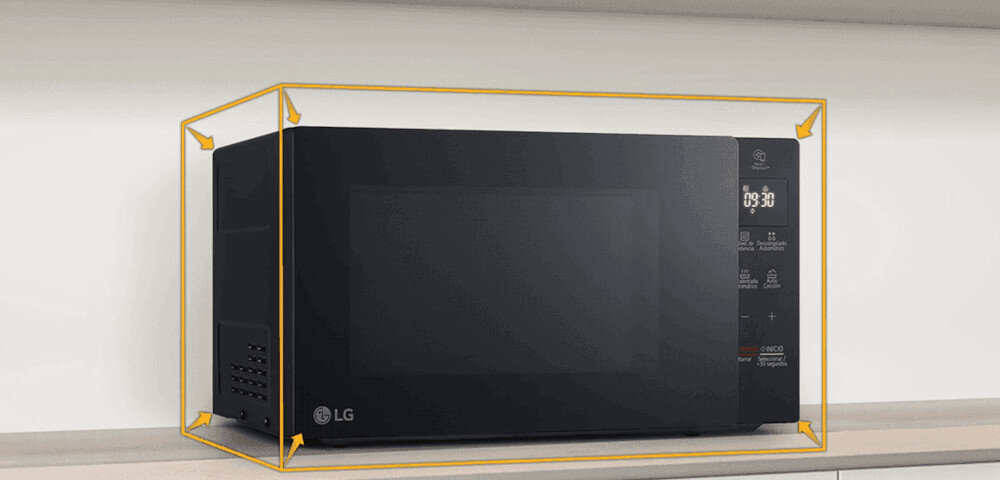 KUCHNIA MIKROFALOWA LG MH7032JAS Mikrofalówka LG pokazana z zaznaczonym konturem obudowy, podkreślającym kompaktowe wymiary. Urządzenie stoi na półce kuchennej kompaktowa mikrofalówka smukła forma 30l duża pojemność kuchnia