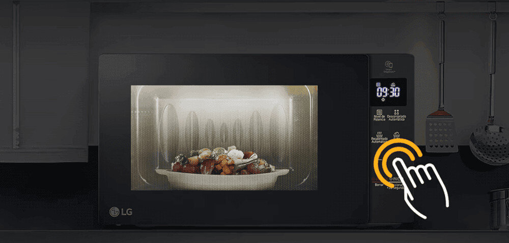 KUCHNIA MIKROFALOWA LG MH7032JAS Potrawa podgrzewana jest wewnątrz mikrofalówki, a palec dotyka panelu sterowania na froncie. Grafika sugeruje prostą obsługę za pomocą dotykowych przycisków biała lampa led neochef intuicyjne sterowanie panel dotykowy pełna kontrola oszczędność czasu