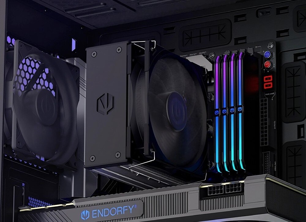 Komputer MAD DOG ENDORFY500AIR-A13WB32WH zbliżenie na chłodzenie zamontowane w komputerze z włączonym podświetleniem wentylatora temperatura radiator