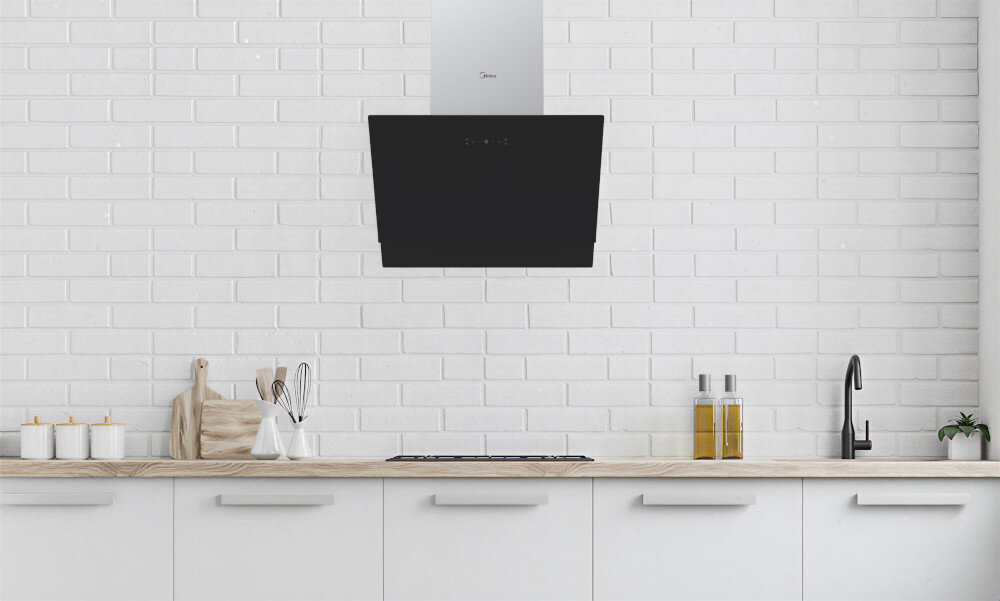 OKAP MIDEA MH60A4300B-ES W jasnej kuchni nad płytą grzewczą zamontowany jest okap w czarnym kolorze. Blat wykonany z jasnego drewna dodaje wnętrzu ciepłego charakteru