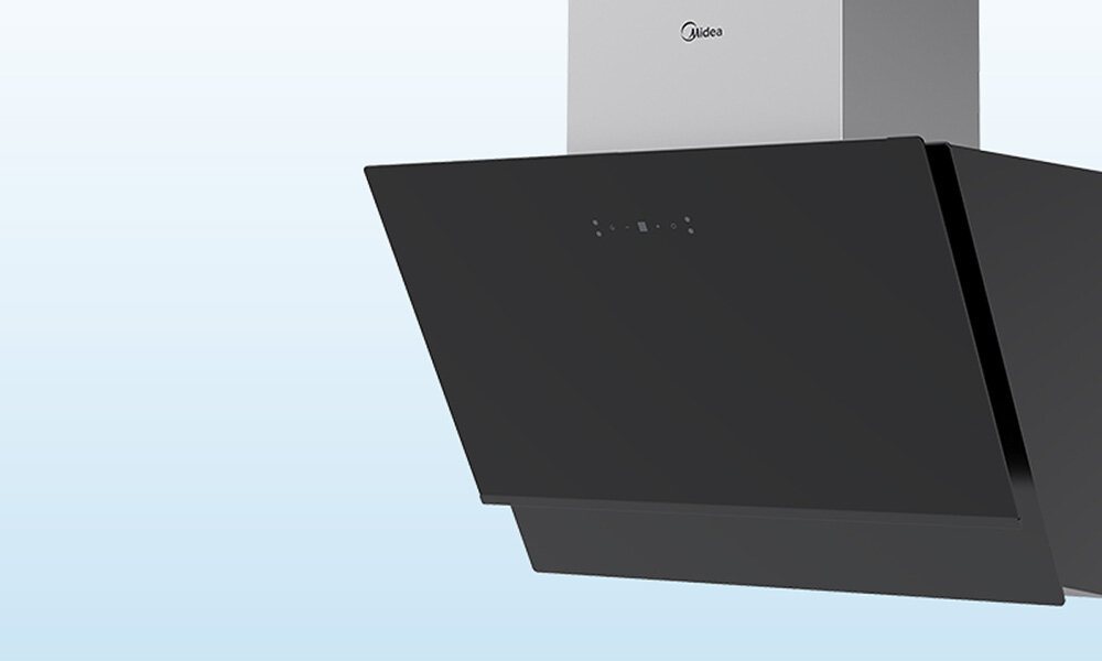 OKAP MIDEA MH60A4300B-ES Czarny okap kuchenny o pochylonej konstrukcji. Został ukazany na jasnym tle, podkreślając jego elegancki design 580 m3/h cichy 65 dB silnik AC wydajny usuwanie zapachów para tłuszcz wentylacja kuchni komfort gotowania