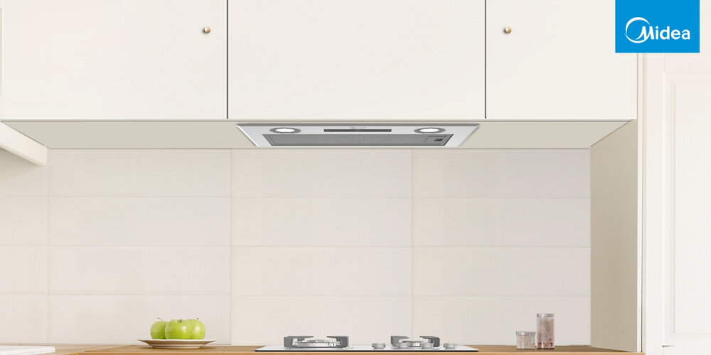 Okap MIDEA MH52T01ET22SG wizualizacja kuchnia jasne meble białe szafki płyta gazowa palniki drewniany blat jabłka dekoracje