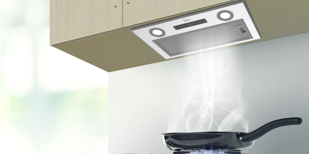 Okap MIDEA MH52T01ET22SG wizualizacja patelnia palnik gaz widok od dołu zaciąganie oparów wydajna praca usuwa nieprzyjemne zapachy parę tłuszcz mocny obieg szybki przepływ powietrza