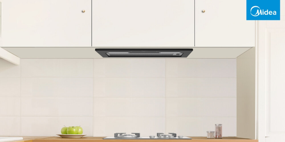 Okap MIDEA MH52BI3200X-ES wizualizacja kuchnia jasne meble szafki logo MIDEA płyta gazowa srebrna palniki dekoracje jabłka drewniany blat