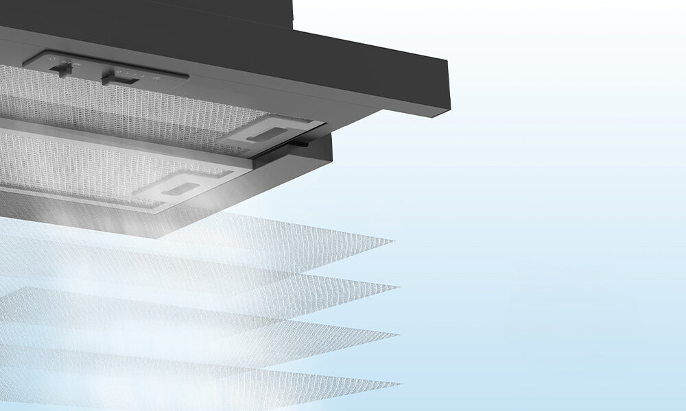 OKAP MIDEA MH60L03EM21BB Ilustracja pokazuje okap kuchenny z widocznymi warstwami filtrów. Z urządzenia wydobywa się strumień oczyszczonego powietrza, ukazany w formie graficznej. filtr 4 warstwowy eliminacja zapachów tłuszczu mycie w zmywarce