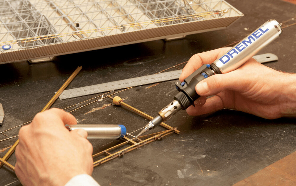 Lutownica DREMEL VersaTip 2000-7 pomieszczenie blat roboczy osoba lutuje elementy zbiornik o pojemności około 12 ml 45 do 90 minut pracy bez przerwy dłuższe działanie na jednym napełnieniu