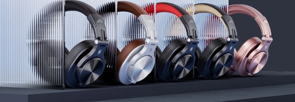 Słuchawki nauszne ONEODIO Fusion A70 profesjonalne brzmienie do pracy i codziennego użytku, słuchawki w różnych wersjach kolorystycznych stojące po skosie na ciemnym postumencie