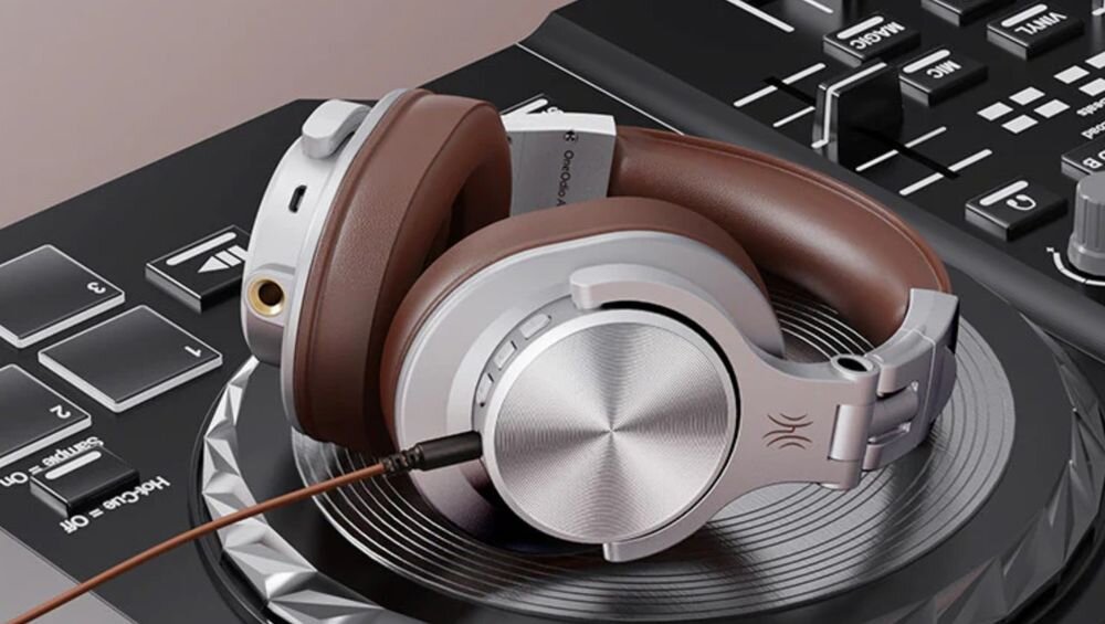 Słuchawki nauszne ONEODIO Fusion A70 długi czas pracy do 72 godzin akumulator, słuchawki nauszne leżące na mikserze