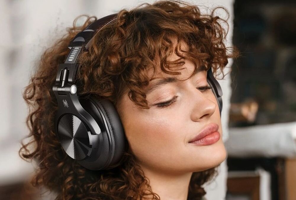 Słuchawki nauszne ONEODIO Fusion A70 przetworniki 40 mm pasmo 20-40000 Hz, osoba z założonymi słuchawkami nausznymi
