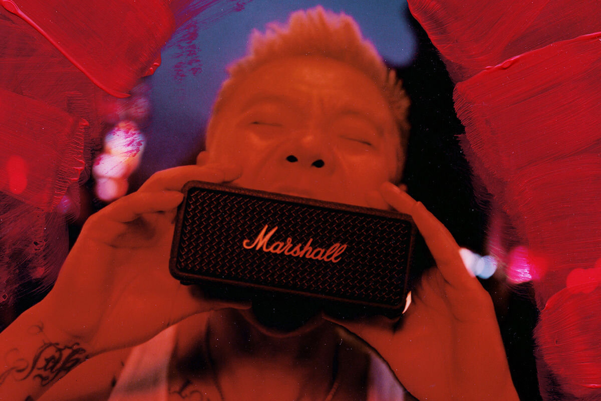 Мобільна колонка MARSHALL Emberton III True Stereophonic - звук 360° на кольоровому фоні, видимий логотип на передній панелі