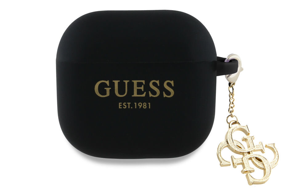 Czarne etui na słuchawki z napisem \'GUESS EST.1981\' w kolorze złotym, z zawieszką w kształcie liter \'G\' i \'C\'.