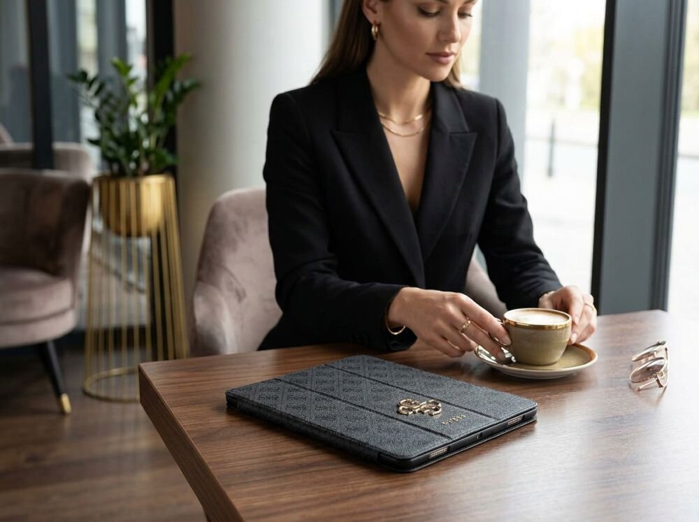 Etui na iPad Pro GUESS Magnetic 4G Big Logo Czarny