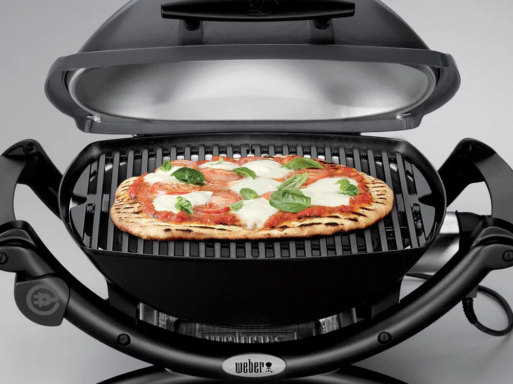 Grill elektryczny WEBER Q 1400 52020879 ze stojakiem, żeliwny ruszt, emalia, równomierne grillowanie, uniwersalność, Grill Weber Q 1400 z otwartą pokrywą, pizza z pomidorami i bazylią grillowana na żeliwnym ruszcie.
