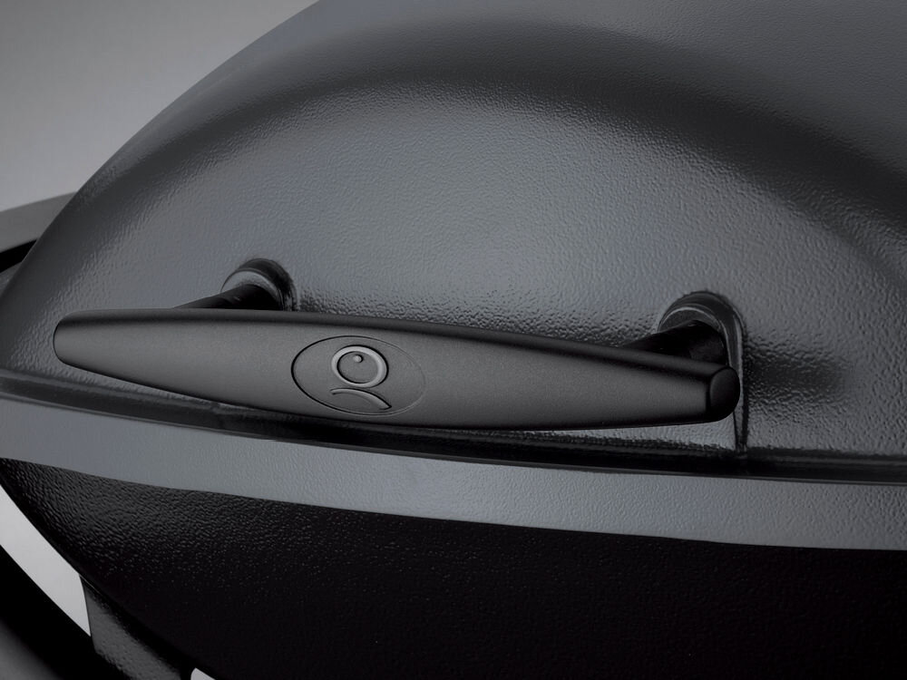 Grill elektryczny WEBER Q 1400 52020879 ze stojakiem, blat boczny, haczyki, przewód, swoboda, Czarny uchwyt pokrywy grilla Weber Q 1400 z tłoczoną ikoną, fragment żaroodpornej, aluminiowej pokrywy.