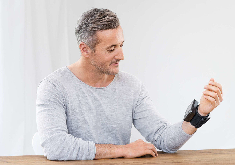 Ciśnieniomierz BEURER BC 54 kompaktowa wielkość atrakcyjny design efektownym ciemnym kolorze kontrastujące białe oznaczenia mocna obudowa