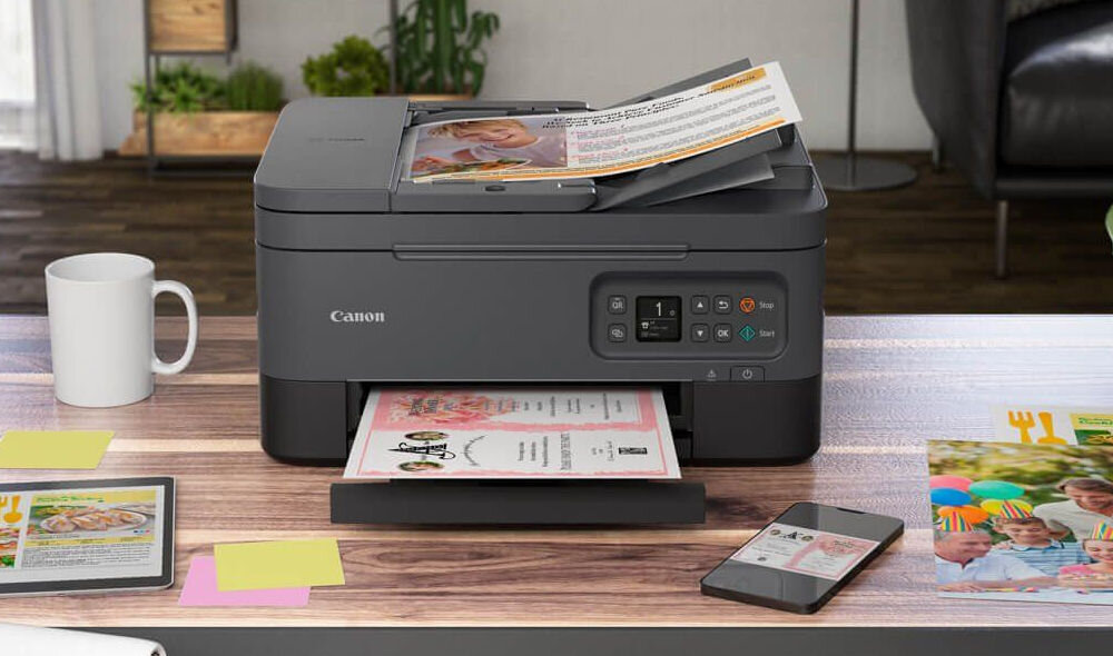 Urządzenie wielofunkcyjne CANON Pixma TS7450i Druk w kolorze, Automatyczny druk dwustronny, Wi-Fi  prezentacja urządzenia na stole w pokoju kasety FINE w zestawie