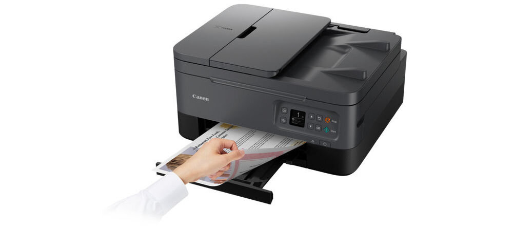 Urządzenie wielofunkcyjne CANON Pixma TS7450i Druk w kolorze, Automatyczny druk dwustronny, Wi-Fi  urządzenie pod kątem na białym tle ręka wyciągająca kartkę skaner czujnik CIS rozdzielczość wymiary formaty 16-bitowa głębia wejściowa 8-bitoer pliki