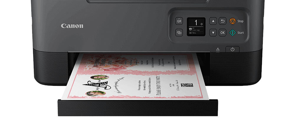 Urządzenie wielofunkcyjne CANON Pixma TS7450i Druk w kolorze, Automatyczny druk dwustronny, Wi-Fi  zbliżenie na wydruk telefon trzymany w dłoni jakość druku, rozdzielczość, wyraźne wydruki dokumentów pisma biurowe