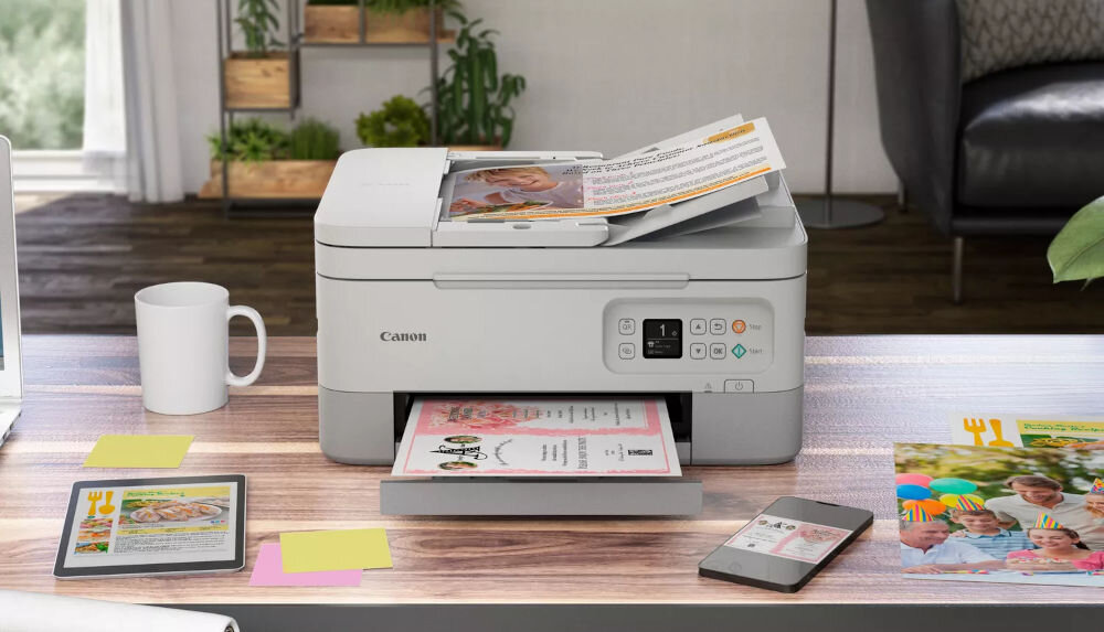 Urządzenie wielofunkcyjne CANON Pixma TS7451i Druk w kolorze, Automatyczny druk dwustronny, Wi-Fi  prezentacja urządzenia na stole w pokoju obok laptop