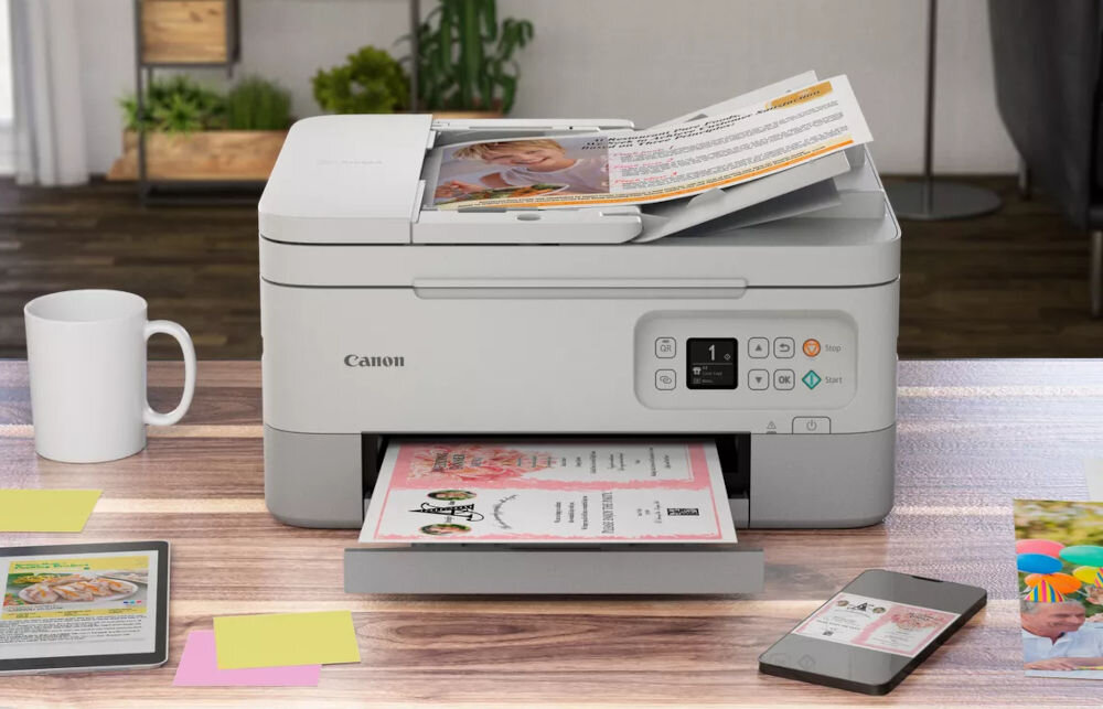 Urządzenie wielofunkcyjne CANON Pixma TS7451i Druk w kolorze, Automatyczny druk dwustronny, Wi-Fi  prezentacja urządzenia na stole w pokoju kasety FINE w zestawie