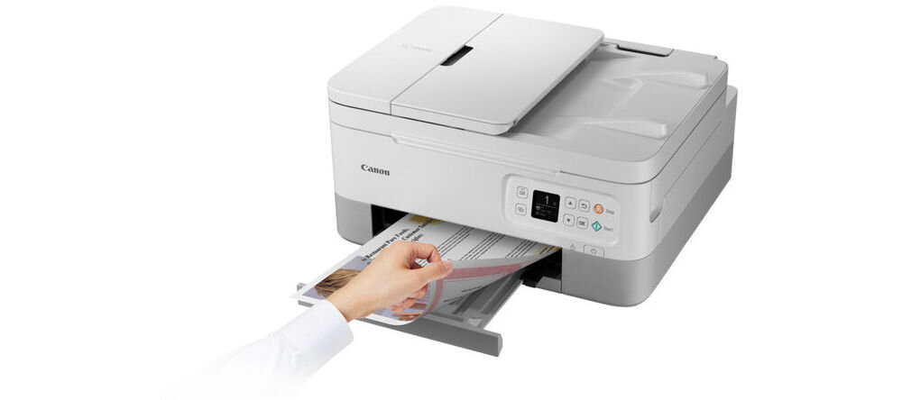 Urządzenie wielofunkcyjne CANON Pixma TS7451i Druk w kolorze, Automatyczny druk dwustronny, Wi-Fi  urządzenie pod kątem na białym tle ręka wyciągająca kartkę skaner czujnik CIS rozdzielczość wymiary formaty 16-bitowa głębia wejściowa 8-bitoer pliki