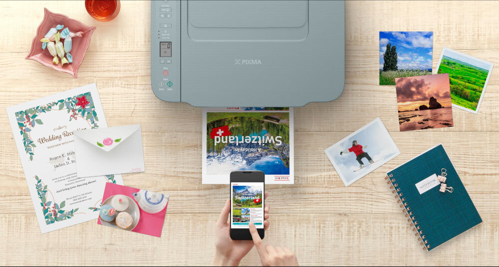 Urządzenie wielofunkcyjne CANON Pixma TS3752i Druk w kolorze, Wi-Fi urządzenie wśród różnych kartek zdjęć ręka z telefonem Easy-PhotoPrint Editor Canon Creative Park projektowanie baza gotowych szablonów nadanie wydrukom osobistego charakteru