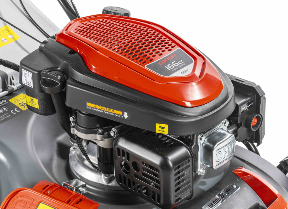 Kosiarka spalinowa DEDRA DED8724-46LSE zbliżenie na silnik silnik marki LONCIN 166CC technologia czterosuwowa konstrukcja górnozaworowa OHV pojemność 166 cm3 płynna i efektowa praca z prędkością do 3600 obr/min moc 2,9 kW zbiornik paliwa o pojemności 1,5 litra